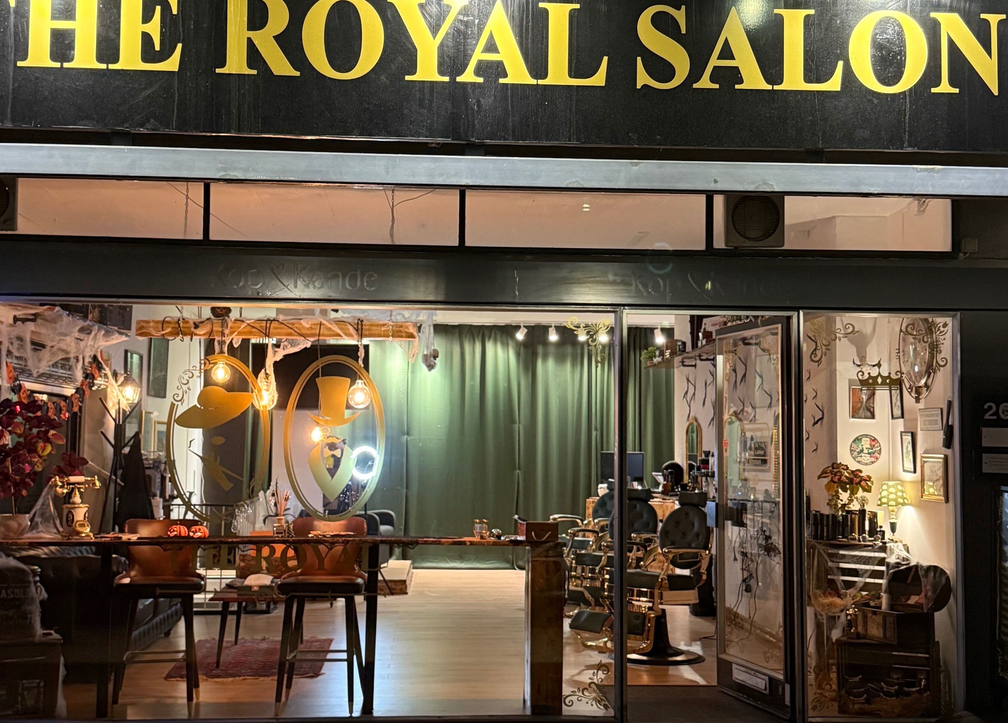 Udvendigt blik af The Royal Salon i Søborg, DK med stilfuld indretning og belysning.