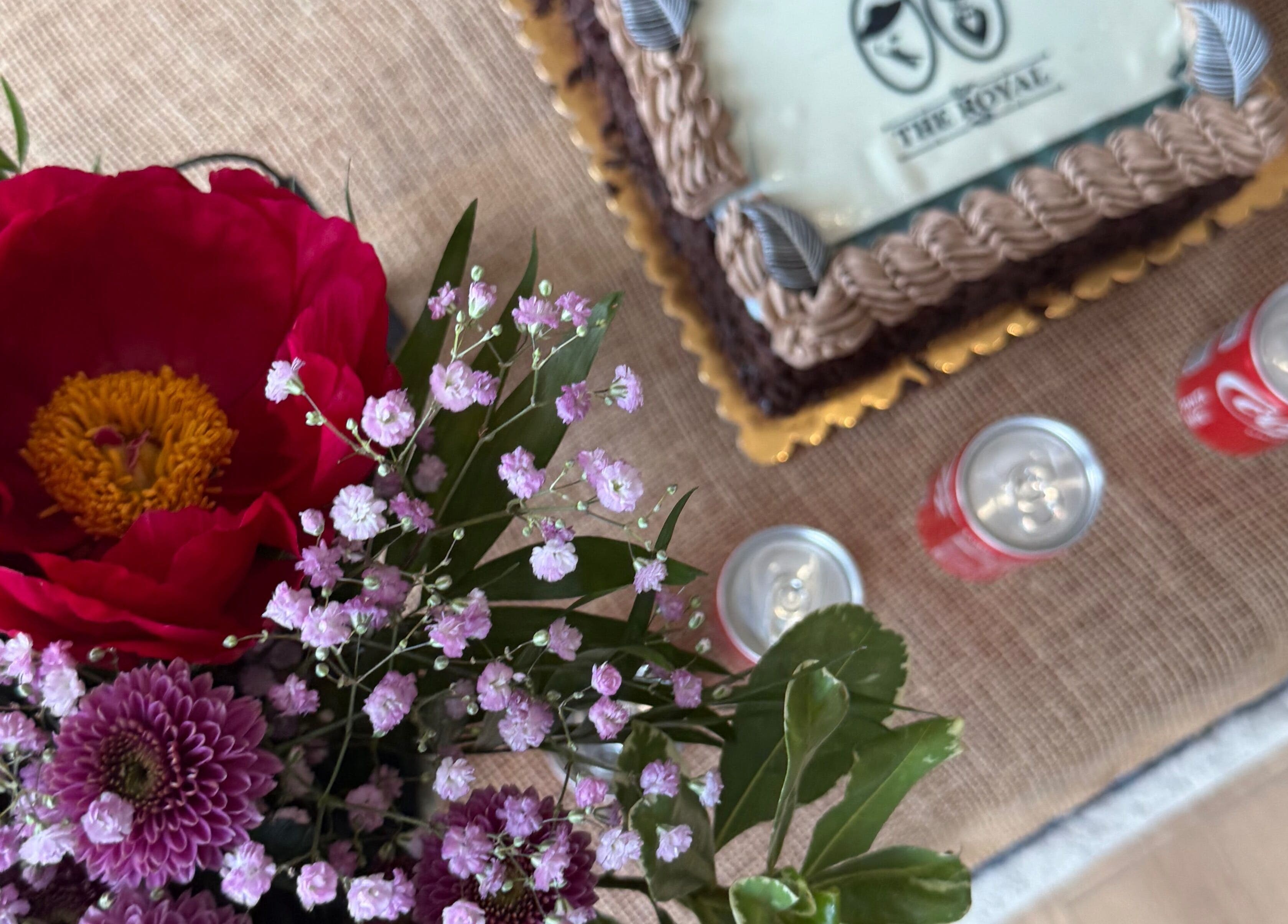 Festlig opstilling med blomster og kage hos The Royal Salon, Søborg, DK.