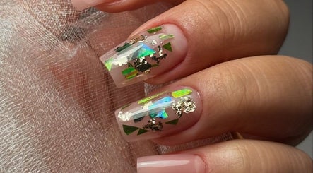 Unhas com design reluzente na Aline Xavier Nail Art, Braga, Braga, PT, destacando papel brilhante.