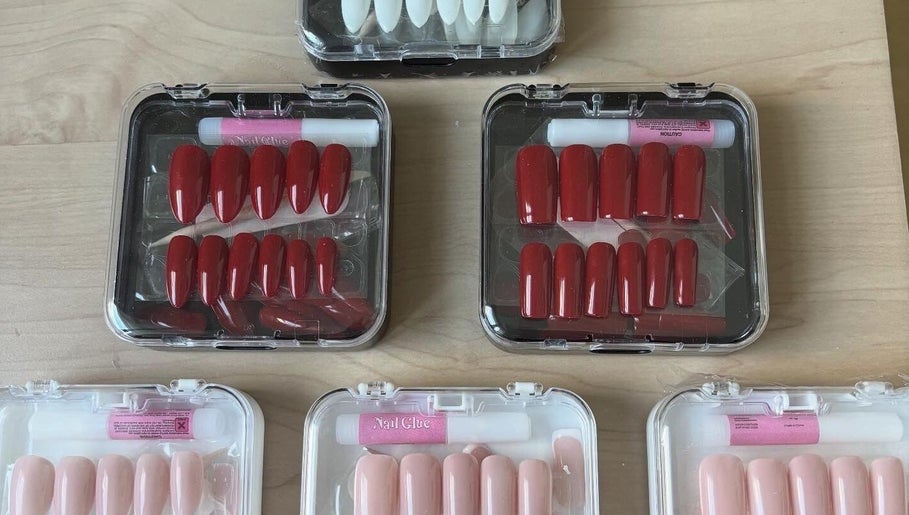 Ensemble de faux ongles rouges et roses à Cam_beauty37, Tours, Centre-val De Loire, FR.