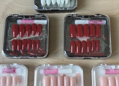 Ensemble de faux ongles rouges et roses à Cam_beauty37, Tours, Centre-val De Loire, FR.