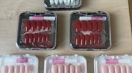 Ensemble de faux ongles rouges et roses à Cam_beauty37, Tours, Centre-val De Loire, FR.