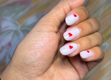 Manucure cœur rouge élégante chez Cam_beauty37, Tours, Centre-val De Loire, FR.