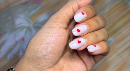 Manucure cœur rouge élégante chez Cam_beauty37, Tours, Centre-val De Loire, FR.