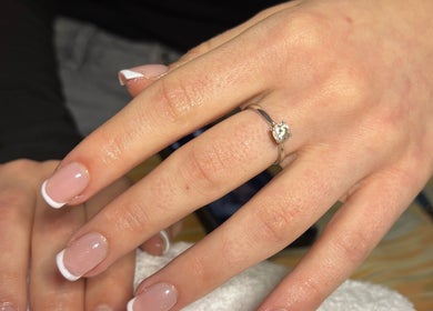 Manucure française avec bague en diamant chez Cam_beauty37, Tours, Centre-val De Loire, FR.
