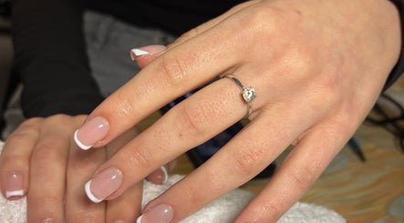 Manucure française avec bague en diamant chez Cam_beauty37, Tours, Centre-val De Loire, FR.