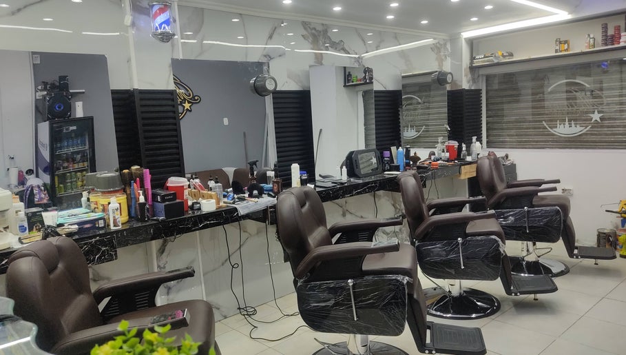 Sillas modernas en Miami v.a barber shop & laso and brow, Barranquilla, Atlántico, CO, listas para clientes.