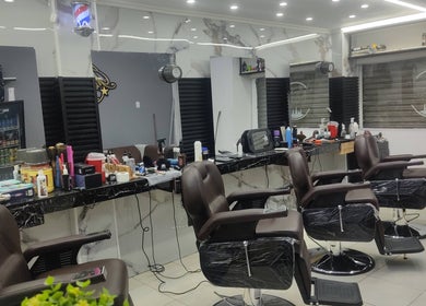 Sillas modernas en Miami v.a barber shop & laso and brow, Barranquilla, Atlántico, CO, listas para clientes.