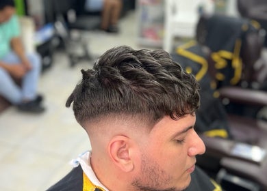 Hombre con corte moderno en Miami v.a barber shop & laso and brow, Barranquilla, Atlántico, CO.