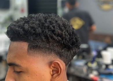 Corte de cabello rizado en Miami v.a barber shop & laso and brow, Barranquilla, Atlántico, CO.