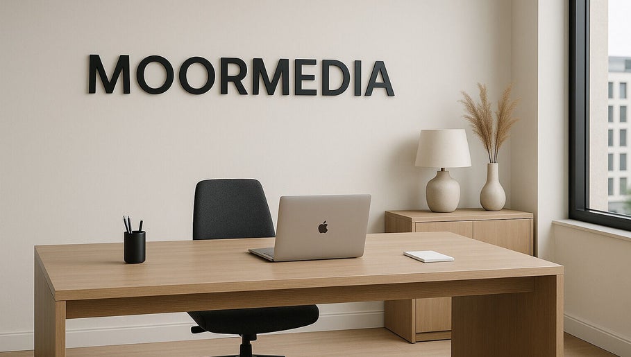 Modernes Büro bei MoorMedia, Seeth-ekholt, Schleswig-holstein, DE, mit Laptop auf Holztisch.