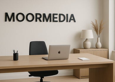 Modernes Büro bei MoorMedia, Seeth-ekholt, Schleswig-holstein, DE, mit Laptop auf Holztisch.