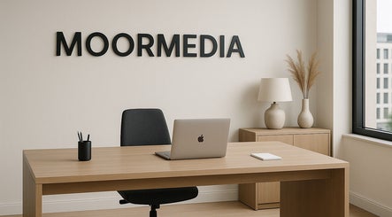 Modernes Büro bei MoorMedia, Seeth-ekholt, Schleswig-holstein, DE, mit Laptop auf Holztisch.