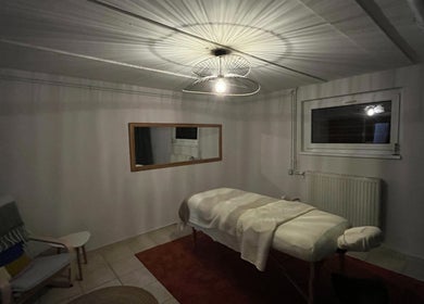 Peaceful massage room at RST with Kallie, Andolsheim, Grand Est, FR, featuring serene lighting and decor.