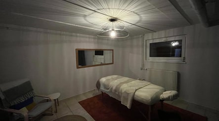 Peaceful massage room at RST with Kallie, Andolsheim, Grand Est, FR, featuring serene lighting and decor.