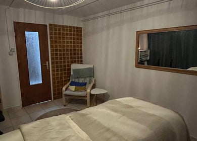 Cozy relaxation room at RST with Kallie in Andolsheim, Grand Est, FR, featuring a chair and mirror.