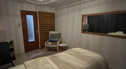 Cozy relaxation room at RST with Kallie in Andolsheim, Grand Est, FR, featuring a chair and mirror.