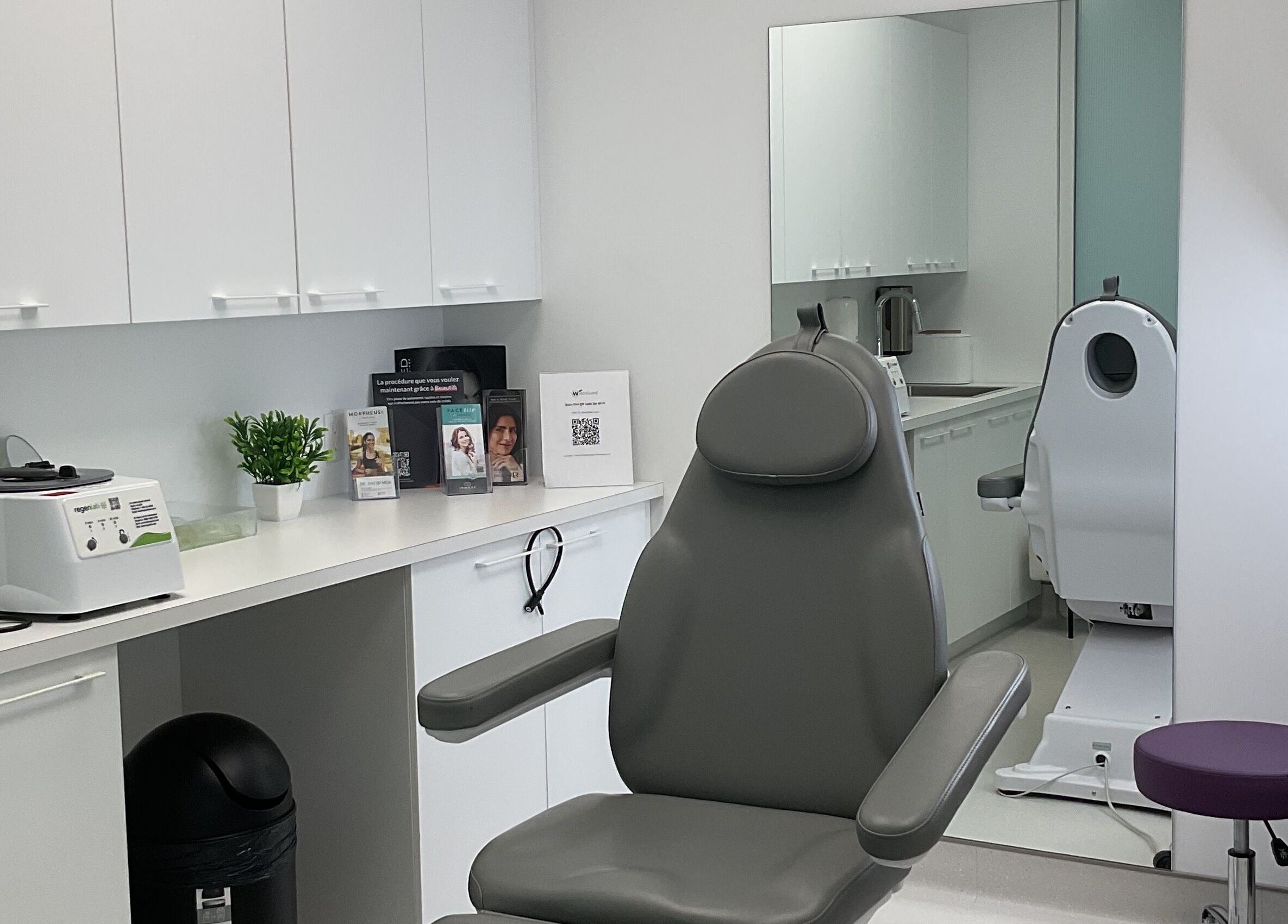Modern treatment room at Aesthetic Injector Randa in Westmount, Quebec, CA, featuring a comfortable chair and equipment.