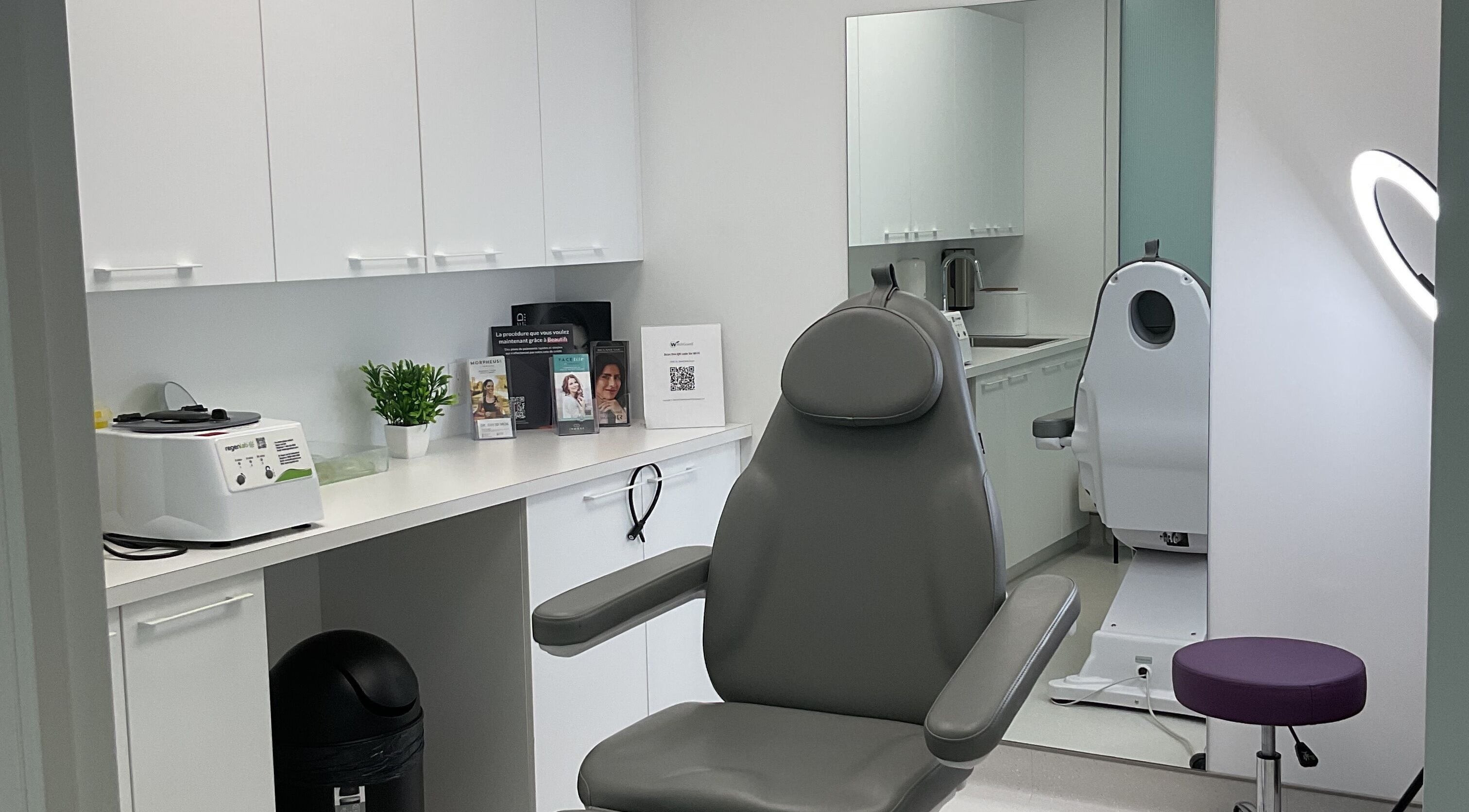 Modern treatment room at Aesthetic Injector Randa in Westmount, Quebec, CA, featuring a comfortable chair and equipment.