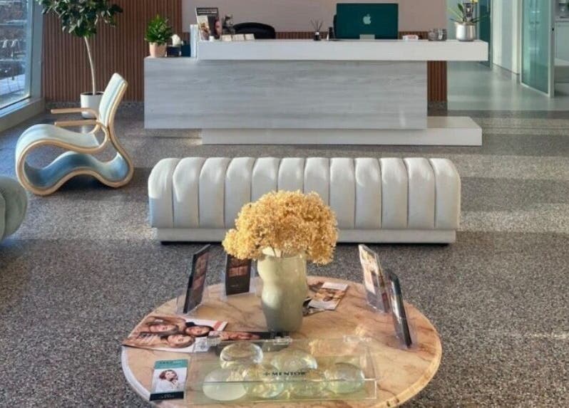 Spacious reception area at Aesthetic Injector Randa in Westmount, Quebec, CA with cozy seating and decor.