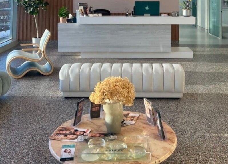 Spacious reception area at Aesthetic Injector Randa in Westmount, Quebec, CA with cozy seating and decor.