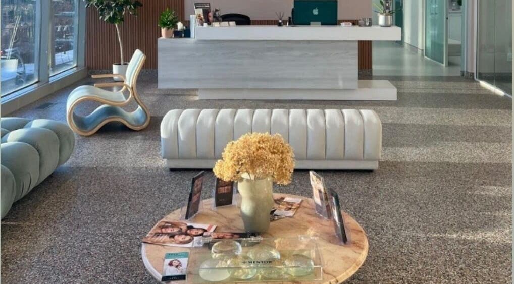 Spacious reception area at Aesthetic Injector Randa in Westmount, Quebec, CA with cozy seating and decor.