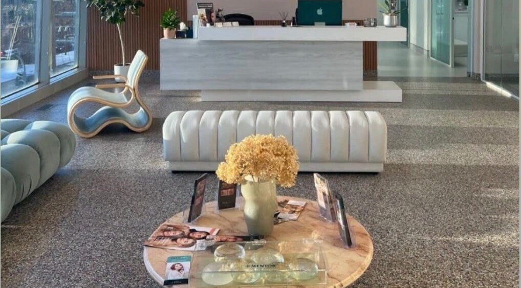 Spacious reception area at Aesthetic Injector Randa in Westmount, Quebec, CA with cozy seating and decor.