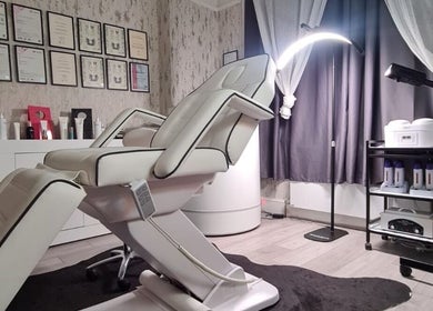 Luxury treatment room at Medispa Naturhouse in Stevenage, England, GB, featuring a plush recliner chair.