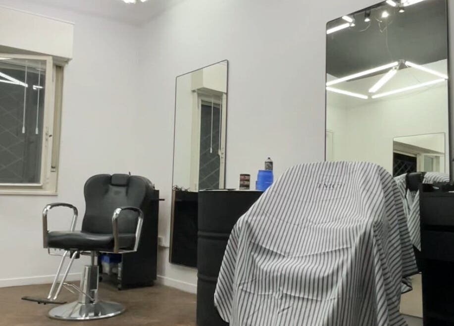 Interior moderno de Ottati Studio, Buenos Aires. Sillón y espejo en salón de belleza.