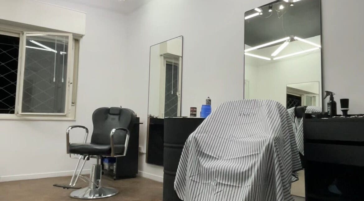 Interior moderno de Ottati Studio, Buenos Aires. Sillón y espejo en salón de belleza.