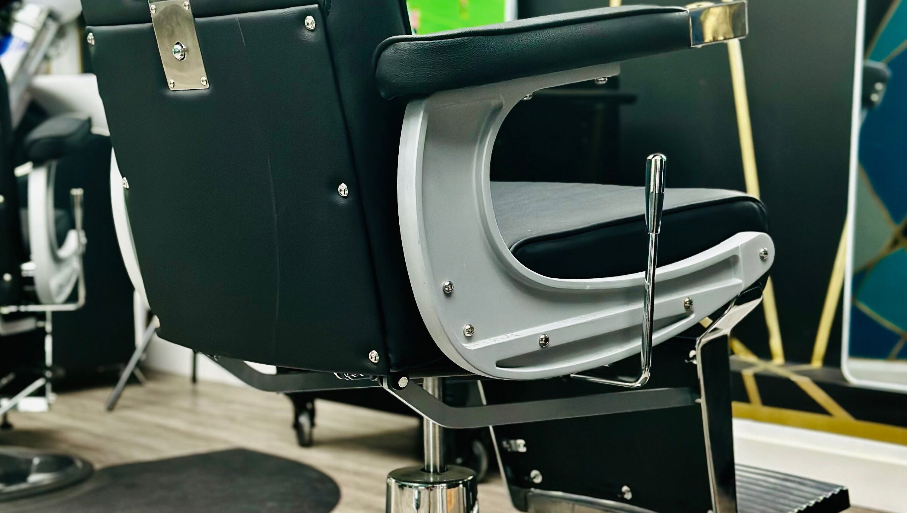 Silla de barbería en ELITE BARBER CLUB, Willemstad, Curaçao, CW, destacando confort y estilo moderno.