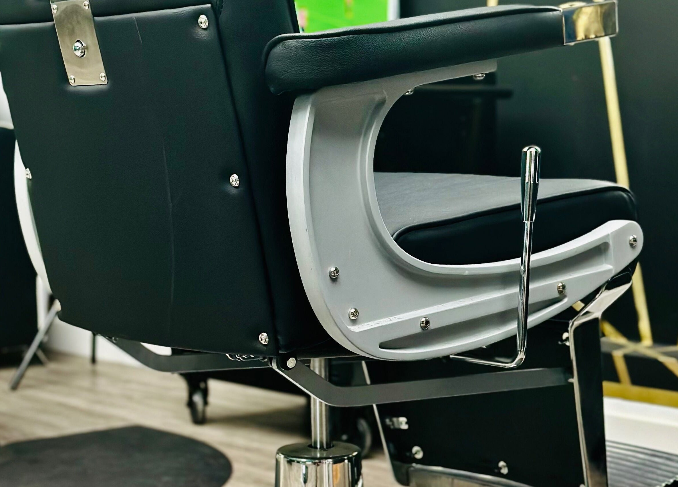 Silla de barbería en ELITE BARBER CLUB, Willemstad, Curaçao, CW, destacando confort y estilo moderno.