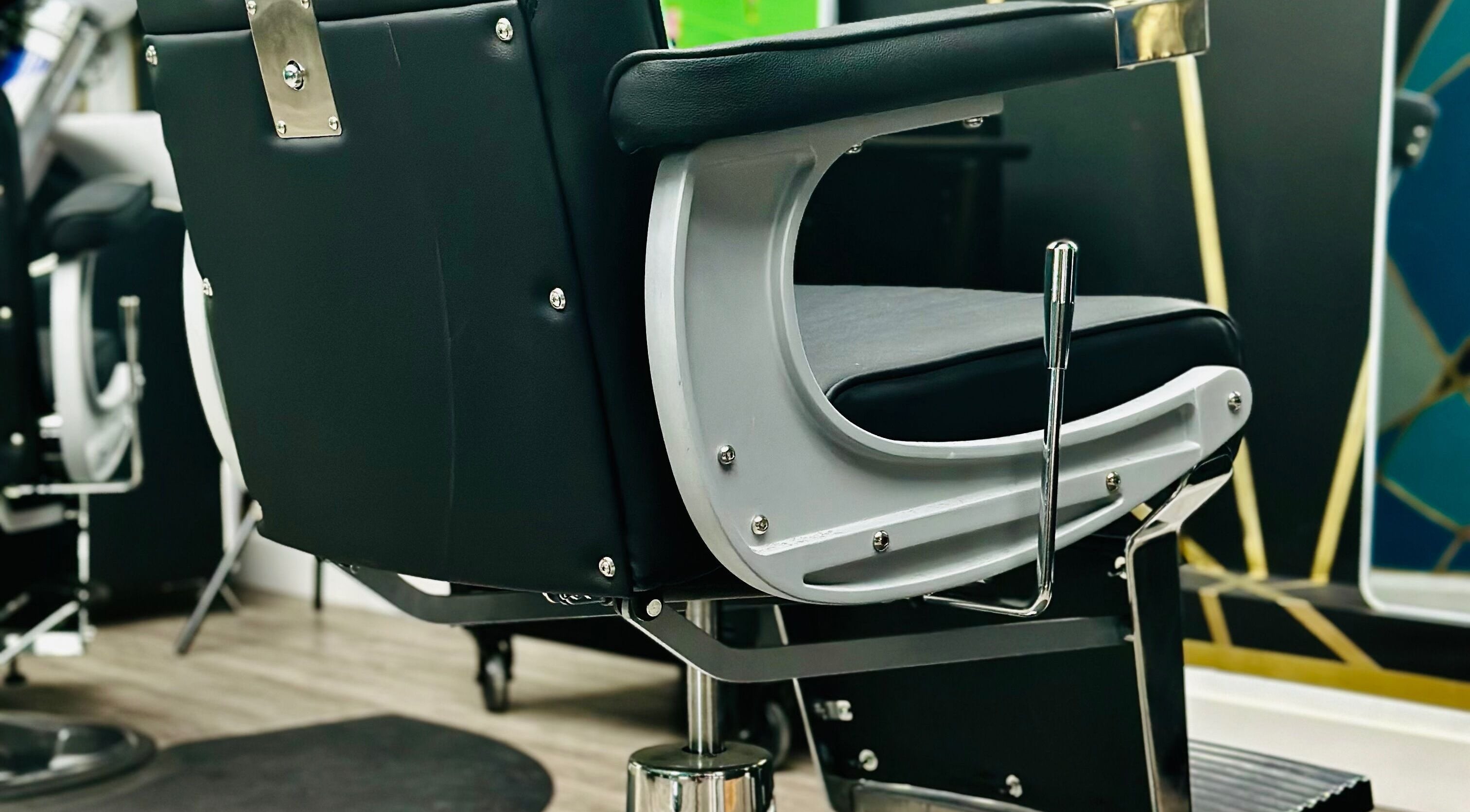 Silla de barbería en ELITE BARBER CLUB, Willemstad, Curaçao, CW, destacando confort y estilo moderno.