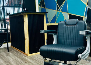 Silla de barbería en ELITE BARBER CLUB, Willemstad, Curaçao, CW, con decoración moderna.