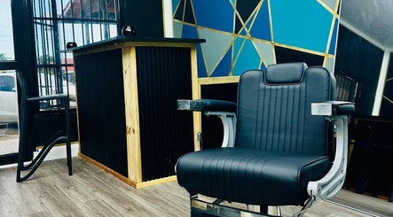 Silla de barbería en ELITE BARBER CLUB, Willemstad, Curaçao, CW, con decoración moderna.