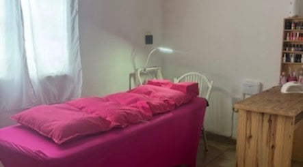 Inviting treatment room at MD Lashes, Concordia, Entre Ríos, AR, featuring a pink treatment bed and bright window.