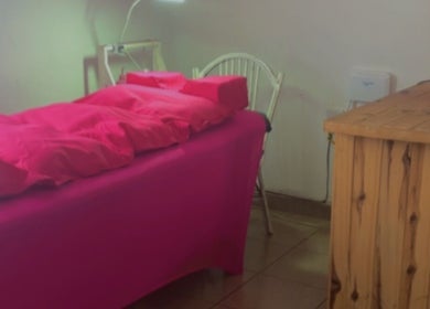 A cozy treatment bed with pink linens at MD Lashes, Concordia, Entre Ríos, AR, perfect for relaxation.