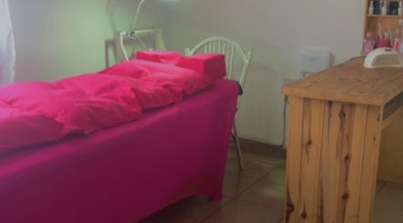 A cozy treatment bed with pink linens at MD Lashes, Concordia, Entre Ríos, AR, perfect for relaxation.