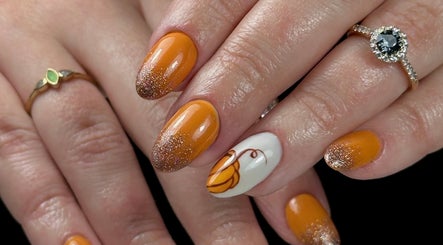 Manucure étincelante orange avec motifs à Blabla nails, Quimper, Bretagne, FR.