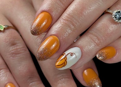 Manucure élégante avec nail art doré chez Blabla nails, Quimper, Bretagne, FR.