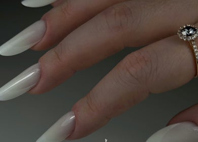 Manucure élégante à Blabla nails, Quimper, Bretagne, FR, mettant en valeur des ongles longs et raffinés.