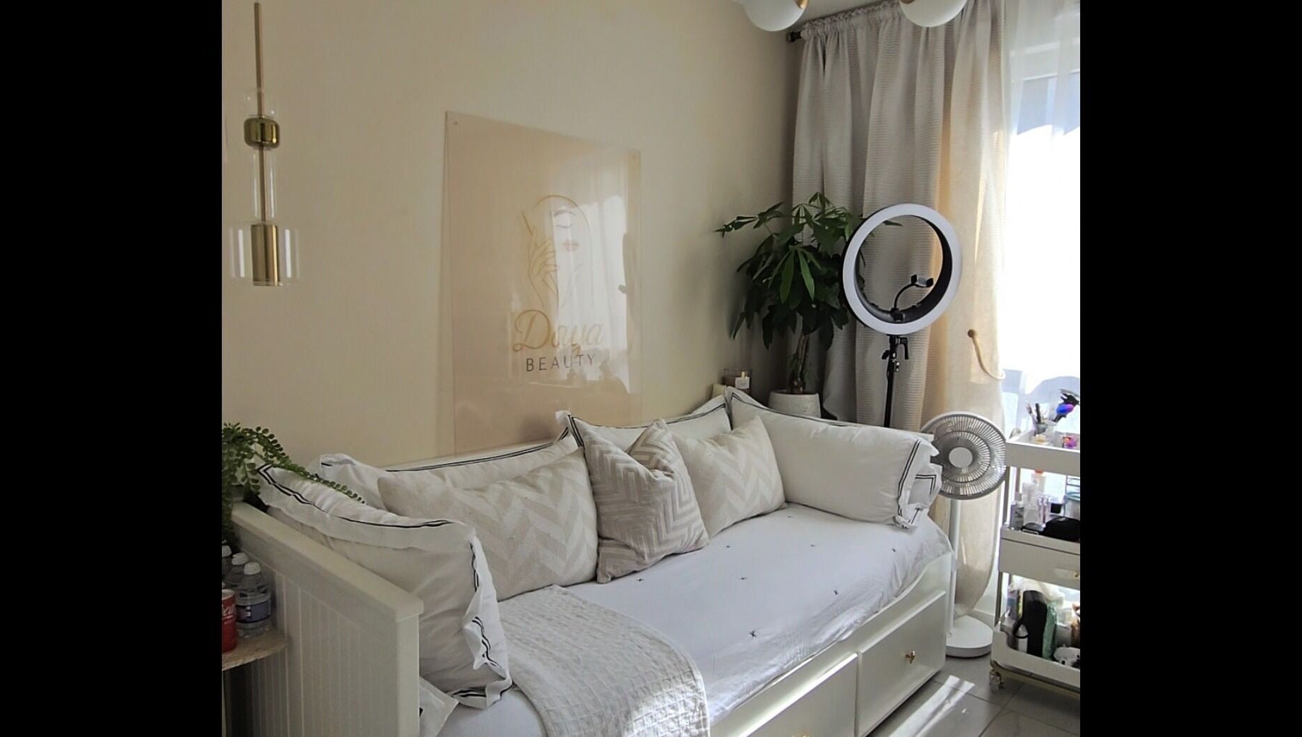 Espace détente élégant chez Daya Beauty, Cannes, Provence-Alpes-Côte d'Azur, FR, avec canapé confortable et plantes.