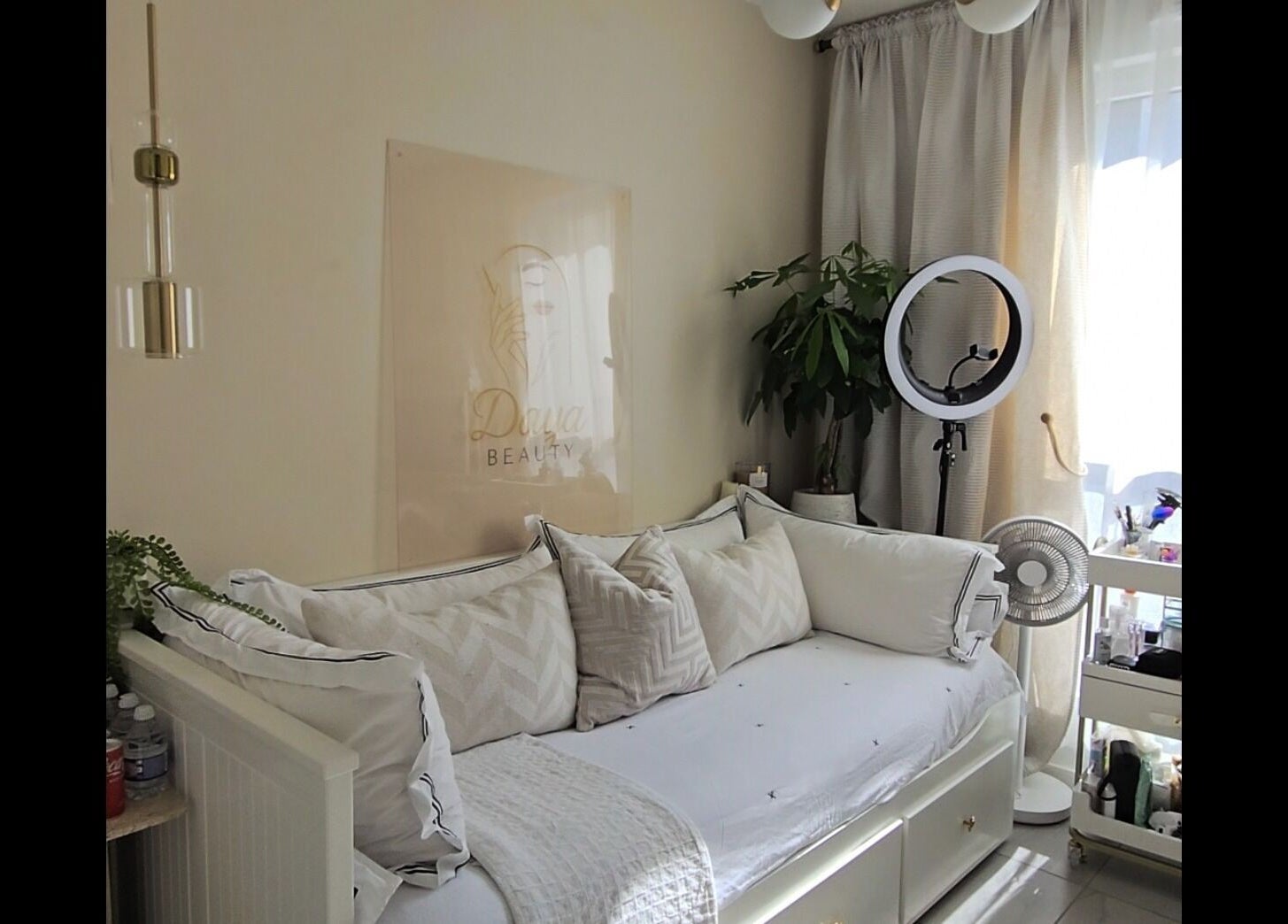 Espace détente élégant chez Daya Beauty, Cannes, Provence-Alpes-Côte d'Azur, FR, avec canapé confortable et plantes.