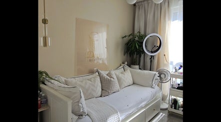 Espace détente élégant chez Daya Beauty, Cannes, Provence-Alpes-Côte d'Azur, FR, avec canapé confortable et plantes.