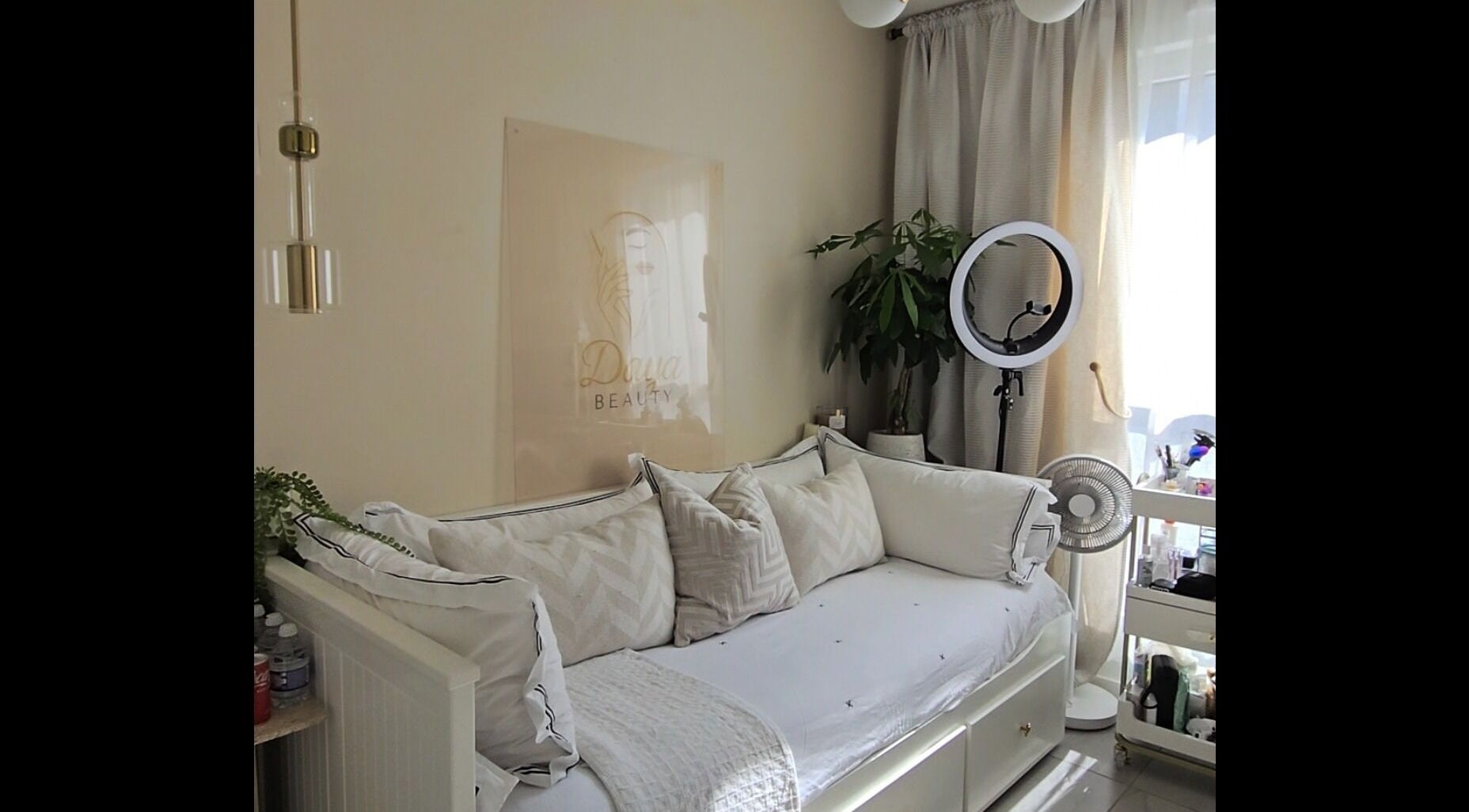 Espace détente élégant chez Daya Beauty, Cannes, Provence-Alpes-Côte d'Azur, FR, avec canapé confortable et plantes.