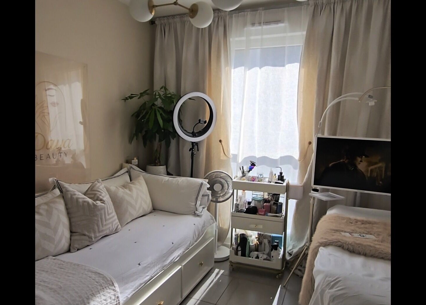 Espace de détente chez Daya Beauty à Cannes, Provence-Alpes-Côte d'Azur, FR, avec canapé et produits de beauté.