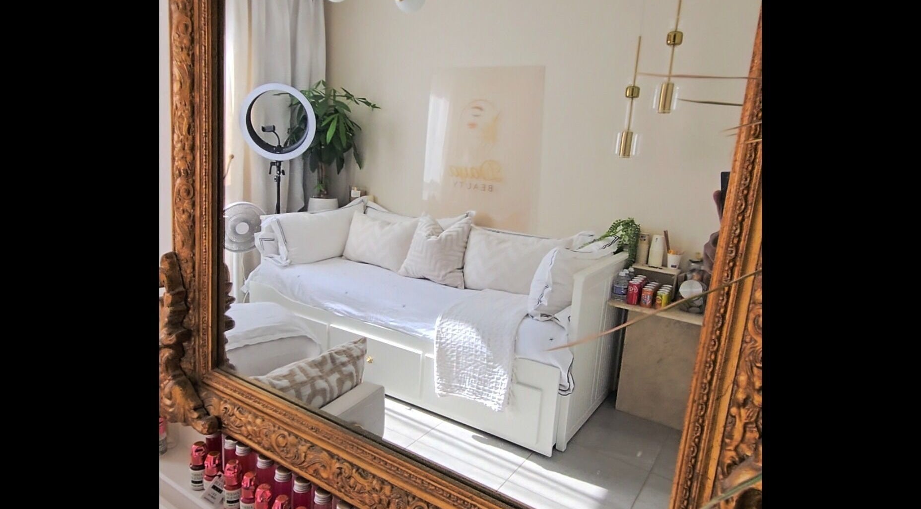 Intérieur élégant de Daya Beauty, Cannes, Provence-alpes-côte D'azur, FR, avec canapé blanc et miroir doré.