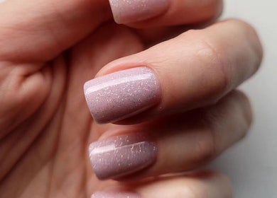 Subtelny manicure z brokatem w Glam Mani Klaudia Łyczykowska, Szczecin, Województwo Zachodniopomorskie, PL.