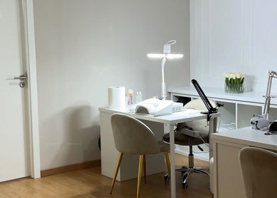 Espaço moderno da Stacy Costa Nails em Lisboa, Lisboa, PT, com mesa de manicure iluminada e decoração sofisticada.