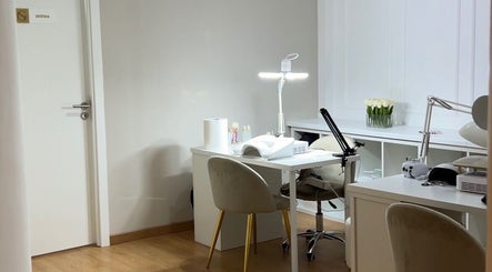 Espaço moderno da Stacy Costa Nails em Lisboa, Lisboa, PT, com mesa de manicure iluminada e decoração sofisticada.